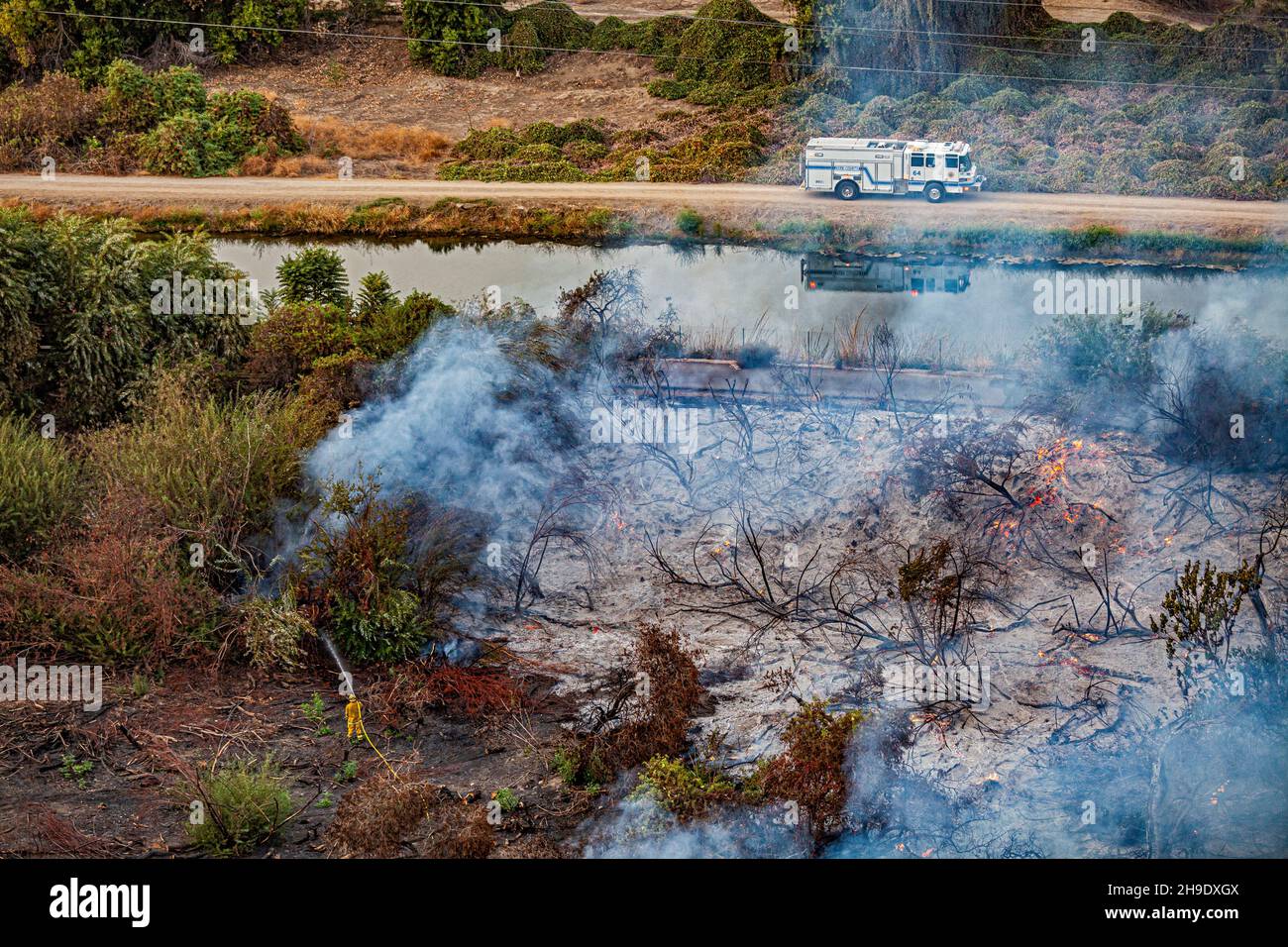 Am Rande des Kern River Oil Field in Bakersfield bricht ein Waldbrand aus. Das Ölfeld ist das drittgrößte Ölfeld in Kalifornien und das d Stockfoto