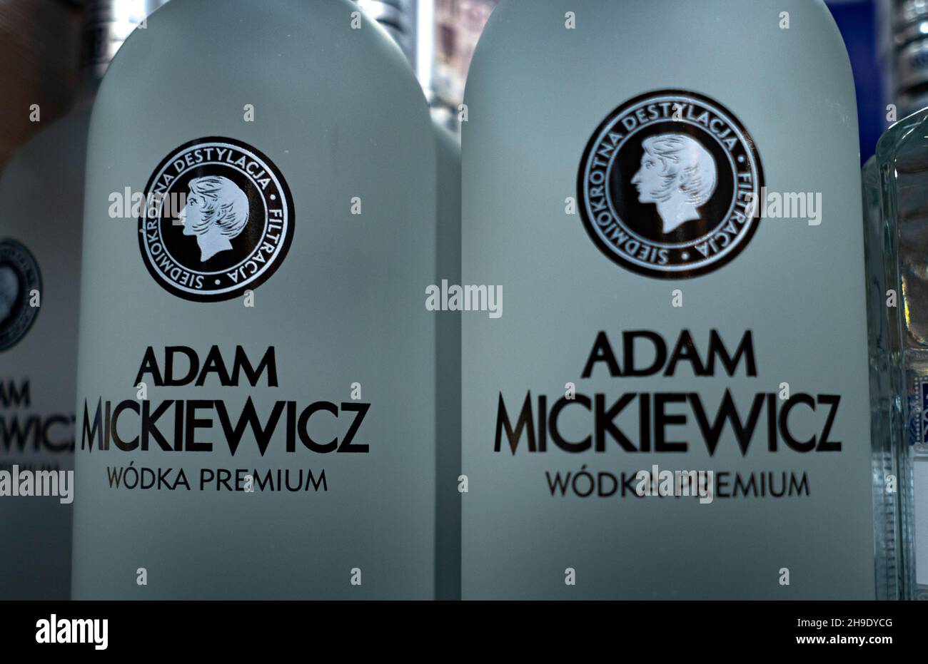 Polen. 02nd Dez 2021. In dieser Fototafel wird Adam Mickiewicz Wodka Premium auf einem Regal angezeigt. (Foto von Igor Golovniov/SOPA Images/Sipa USA) Quelle: SIPA USA/Alamy Live News Stockfoto