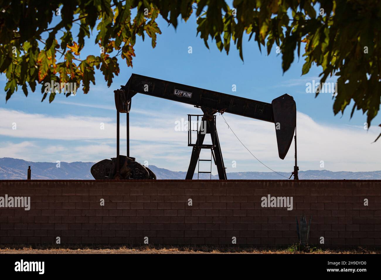 Ölbrunnen hinter Kirche, Arvin, Kern County, Kalifornien, USA Stockfoto
