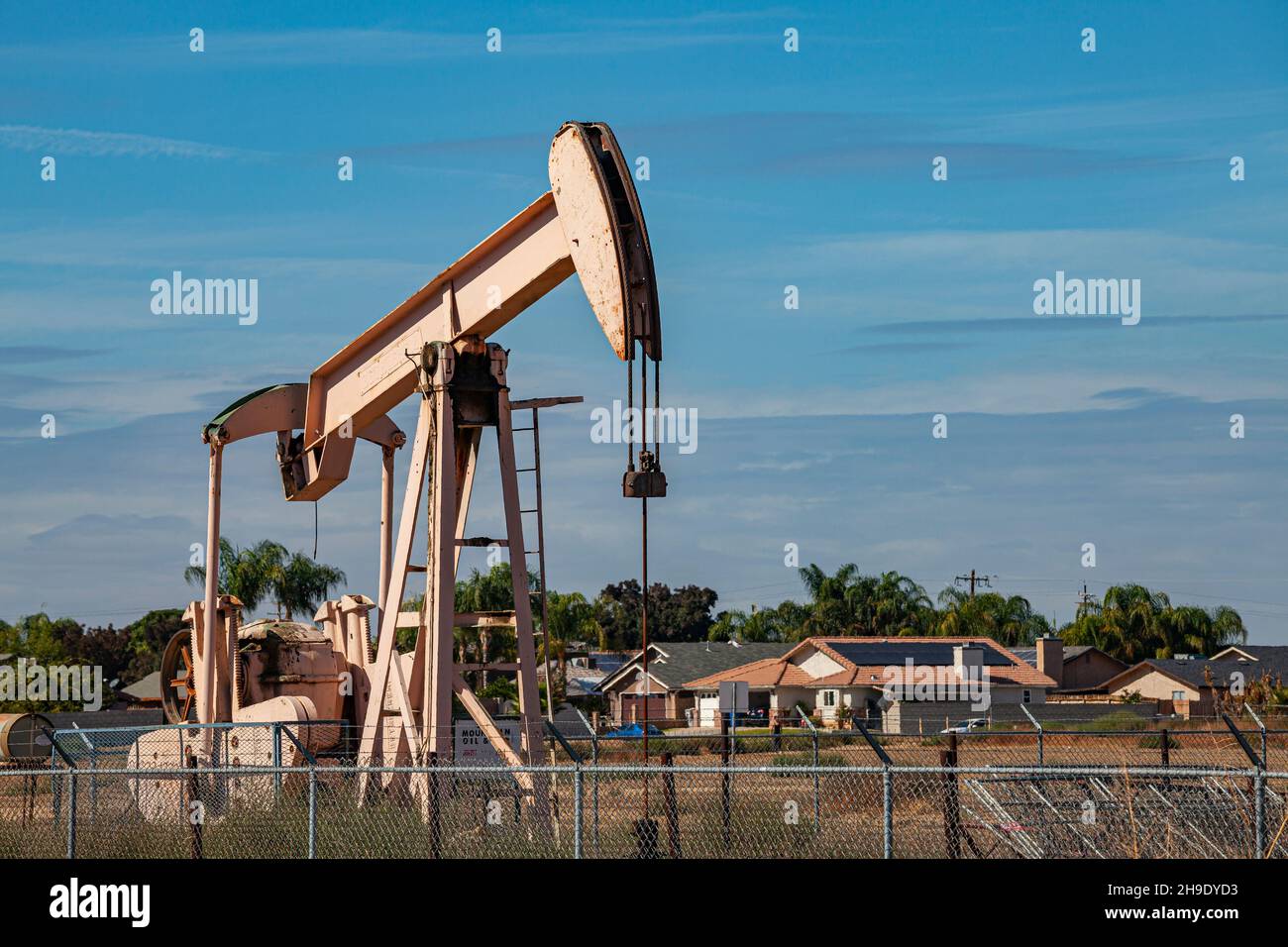Pumpjack in der Nähe von Häusern, Arvin, Kern County, Kalifornien, USA Stockfoto