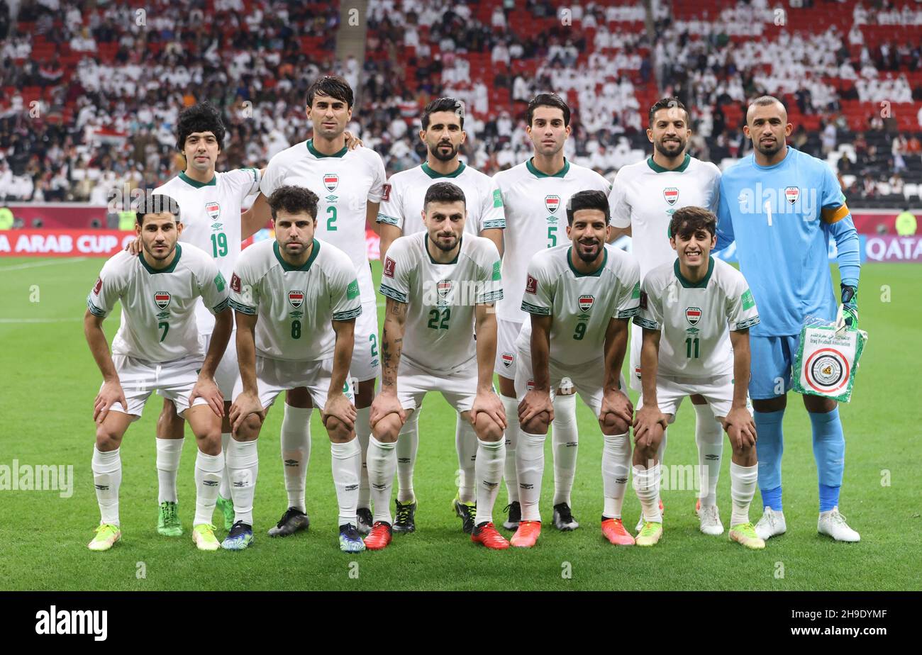 Fußball - Arabischer Pokal - Gruppe A - Katar gegen Irak - Al Bayt Stadium,  Al Khor, Katar - 6. Dezember 2021 die irakischen Spieler posieren für ein  Gruppenfoto vor dem Spiel REUTERS/Ibraheem Al Omari Stockfotografie - Alamy