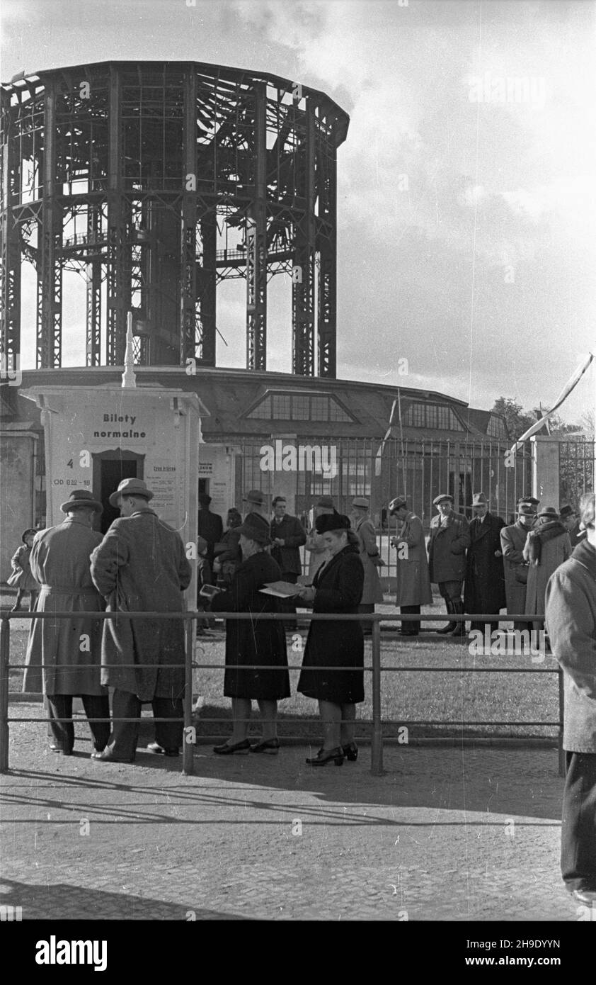 Poznañ, 1947-10. Ogólnokrajowa Wystawa Rolniczo-Ogrodnicza, w dniach 11-29 paŸdziernika, na terenie Miêdzynarodowych Targów Poznañskich. NZ. Kolejki do kas biletowych. mb/gr PAP Dok³adny dzieñ wydarzenia nieustalony. Posen, 1947. Okt. Nationale Landwirtschaftsausstellung, die vom 11. Bis 29. Oktober auf dem Gelände der Internationalen Messe Posen stattfindet. Bild: Leute, die sich für Tickets anstellen. mb/gr PAP Stockfoto