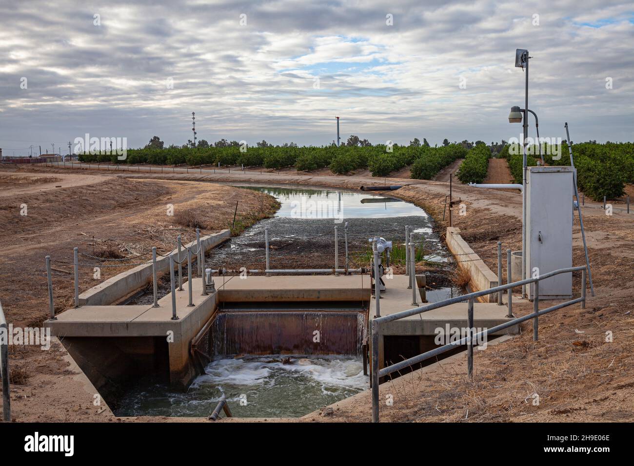 Der Covelo Water District mischte Ölfeld-Abwasser mit anderen Wasserquellen für lokale Bauern, um ihre Kulturen zu bewässern, Kern County, Kalifornien, USA Stockfoto