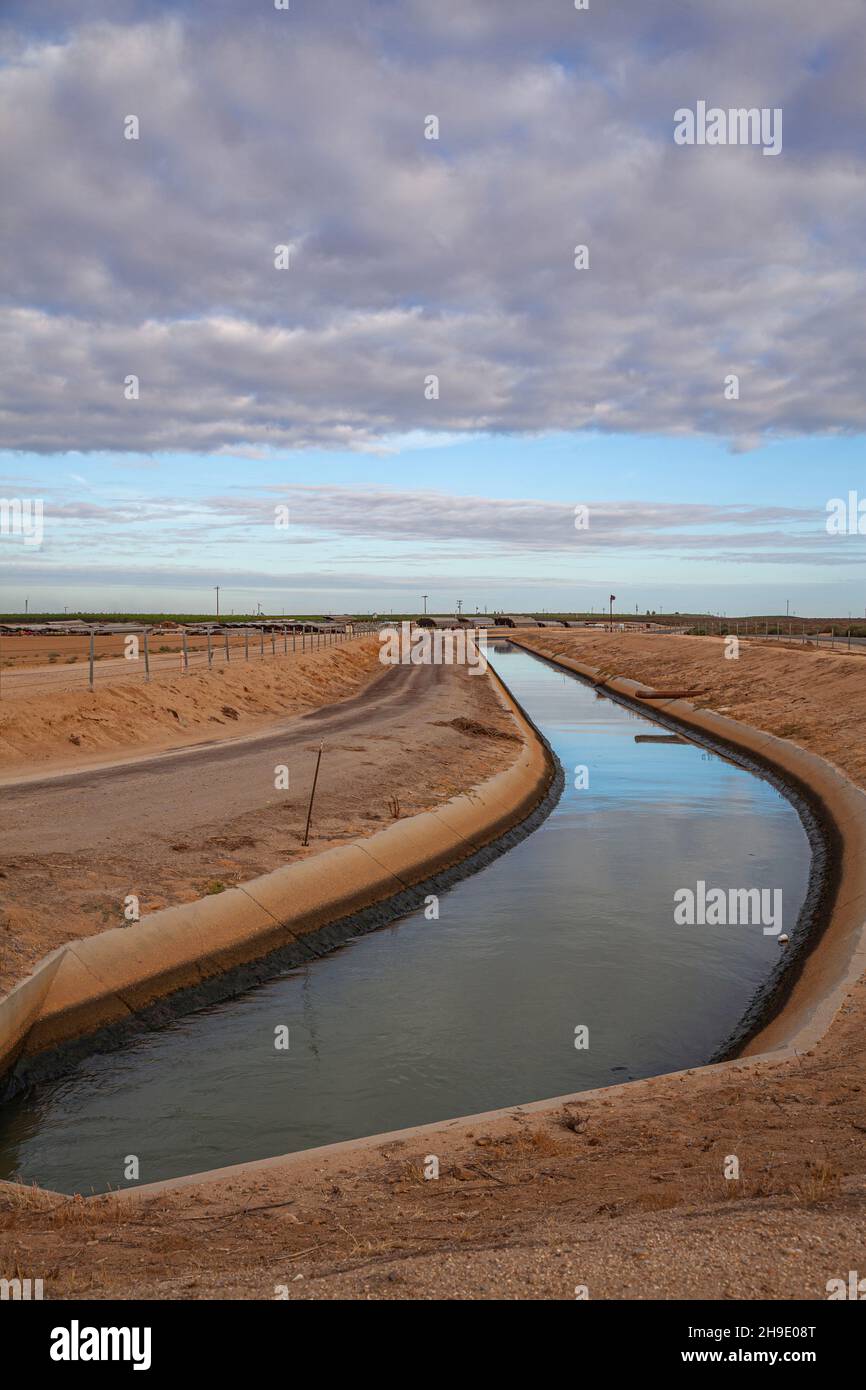 Der Covelo Water District mischte Ölfeld-Abwasser mit anderen Wasserquellen für lokale Bauern, um ihre Kulturen zu bewässern, Kern County, Kalifornien, USA Stockfoto