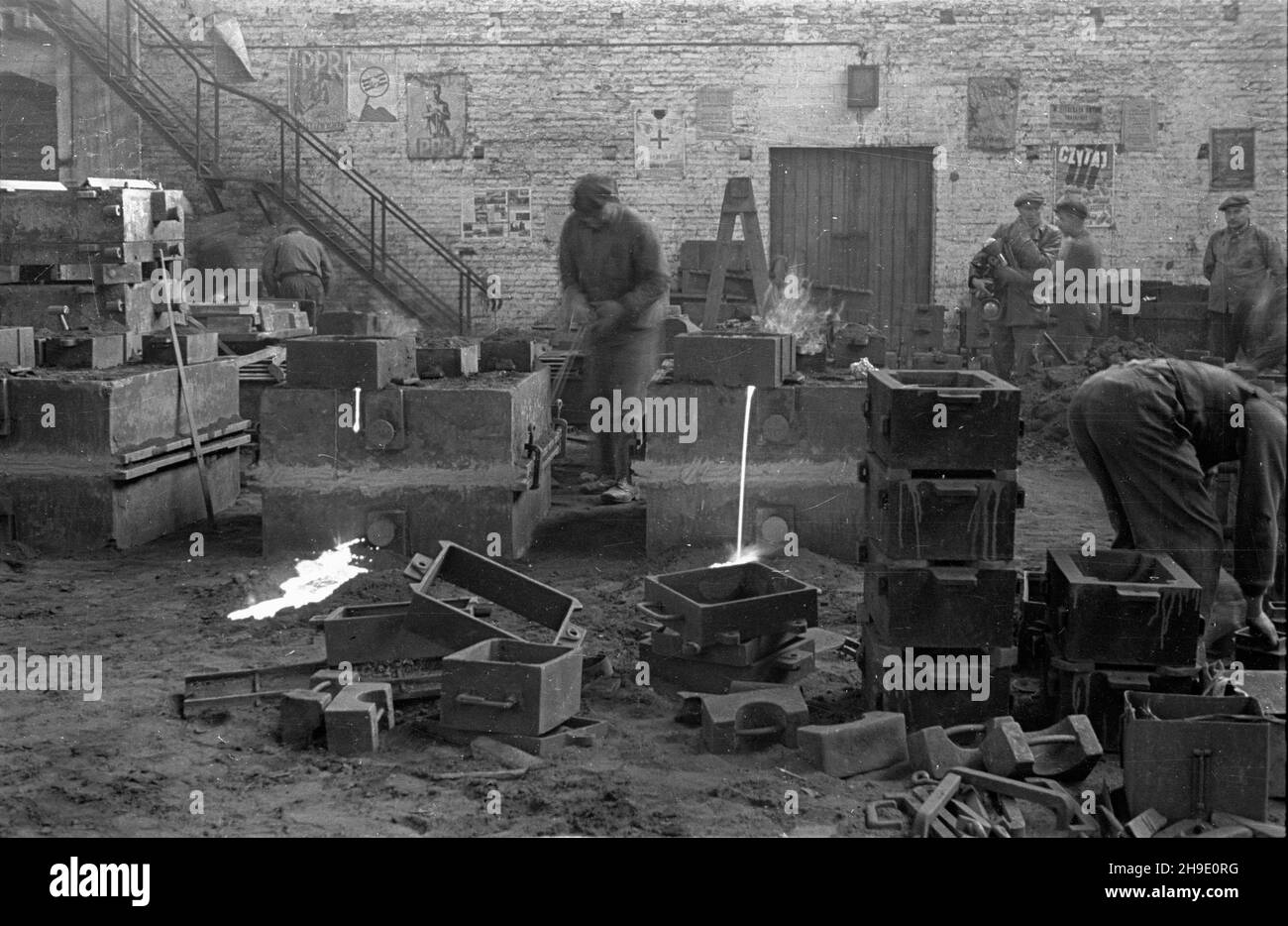 Polska, 1947-10. Pañstwowe Zak³ady in¿ynierii w Ursusie Ko³o Warszawy. LINIA produkcyjna ci¹gnika Ursus C-45. NZ. Robotnicy pracuj¹ w hali odlewniczej. mb/gr PAP Dok³adny dzieñ wydarzenia nieustalony. Polen, 1947. Oktober. Staatliches Ingenieurwerk in Ursus bei Warschau. Die Produktionslinie des Traktors Ursus C-45. Im Bild: Eine Arbeit in der wimmelnden Bucht. mb/gr PAP Stockfoto