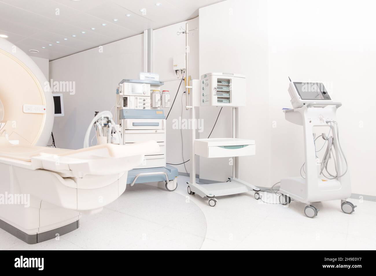 Technologisch fortschrittliche Geräte im CT- oder MRI-Scan-Raum. Modernes Krankenhauslabor. Innenansicht der Radiographie-Abteilung. Magnetresonanz Stockfoto