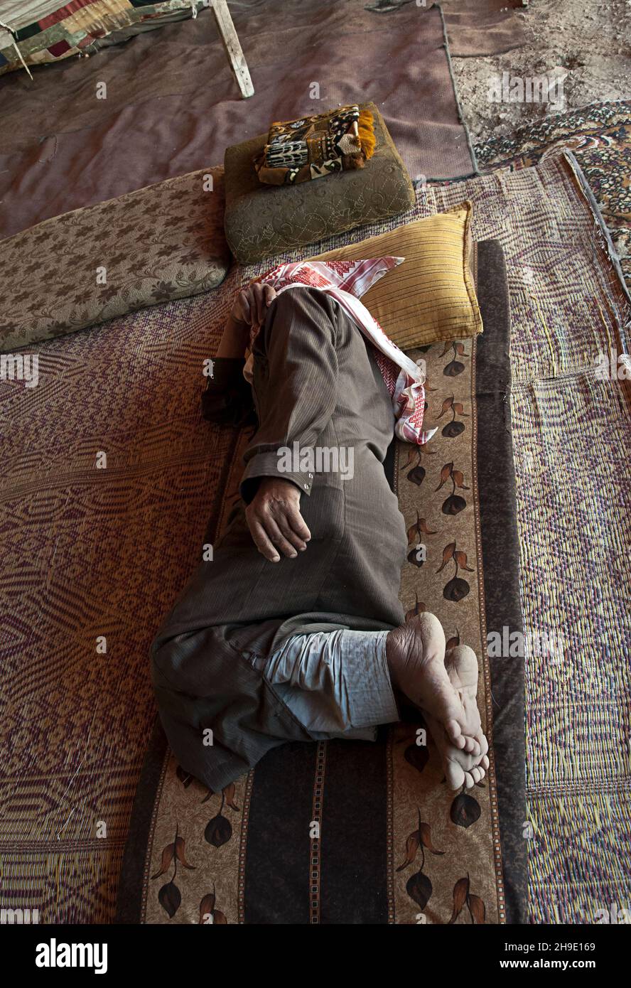 Beduine, die in seinem Zelt in Amman, Jordanien, schlafen Stockfoto