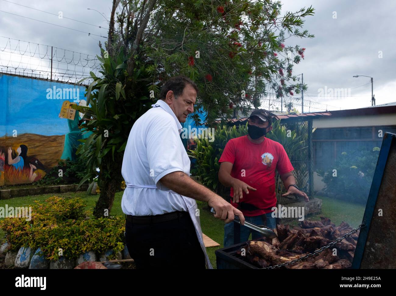 Mann, der Steaks in Costa Rica gegrillte Stockfoto