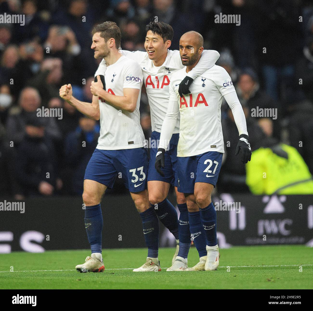 London, Großbritannien. 05th Dez 2021. 5. Dezember - Tottenham Hotspur gegen Norwich City - Premier League - Tottenham Hotspur Stadium Heung-Min Son, Lucas Moura und Ben Davies feiern während des Premier League-Spiels im Tottenham Hotspur Stadium, London. Bildnachweis: Kredit: Mark Pain/Alamy Live Nachrichten Stockfoto