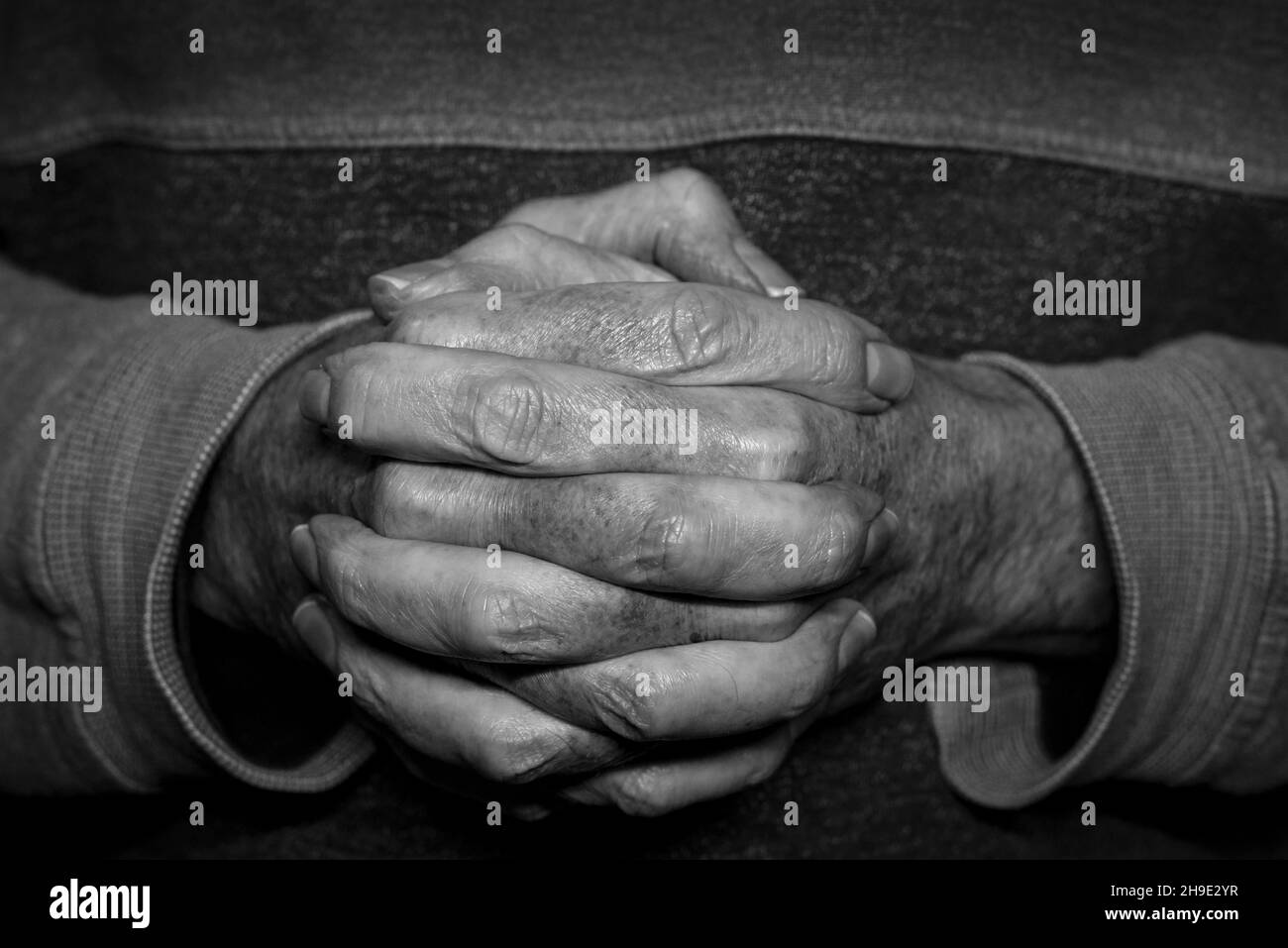 Mann mit zusammengekrallten Händen, Nahaufnahme. Stockfoto