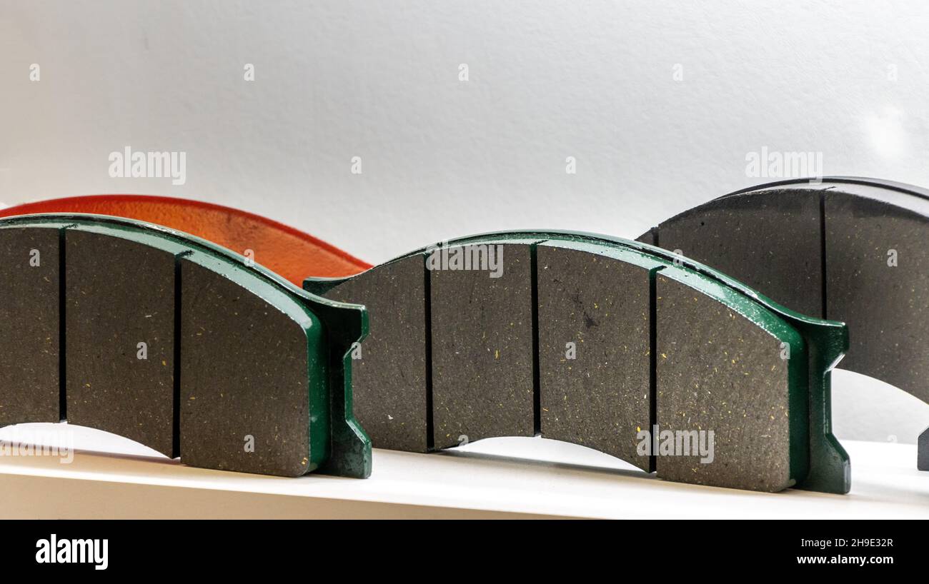 Ein Paar neuer Bremsbeläge auf isoliertem weißem Hintergrund Stockfoto