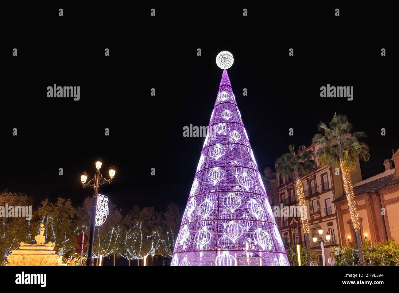 Weihnachtsbaum in Puerta de Jerez (Jerez-Tür) in Sevilla, Andalusien, Spanien Stockfoto