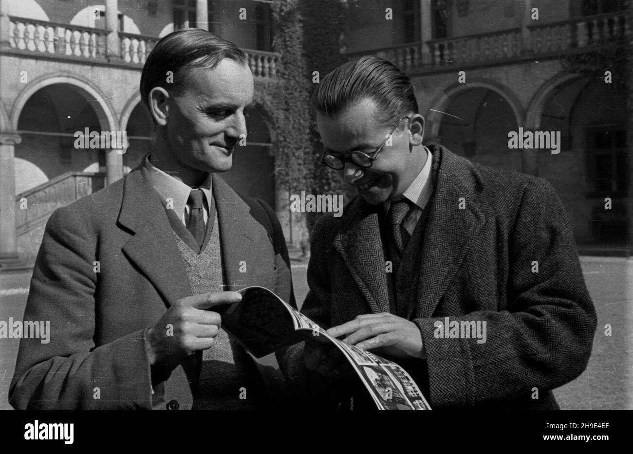 Kraków, 1947-10-08. Fizycy przybyli w przeddzieñ Zjazdu Miêdzynarodowej Unii Fizyki Czystej i Stosowanej (9-11 paŸdziernika) zwiedzaj¹ Wawel. wb/gr PAP Krakau, 8. Oktober 1947. Physik, die für den Kongress der Internationalen Union für reine und angewandte Physik (Okt 9-11) Besuch des Wawel Castle. wb/gr PAP Stockfoto