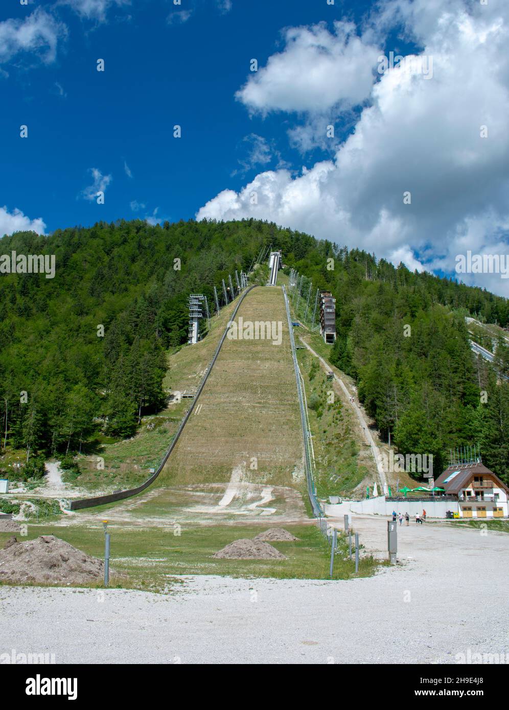 Planica Skisprungschanzen im Sommer. Das Planica Nordic Center. Die Julischen Alpen. Slowenien. Europa. Stockfoto