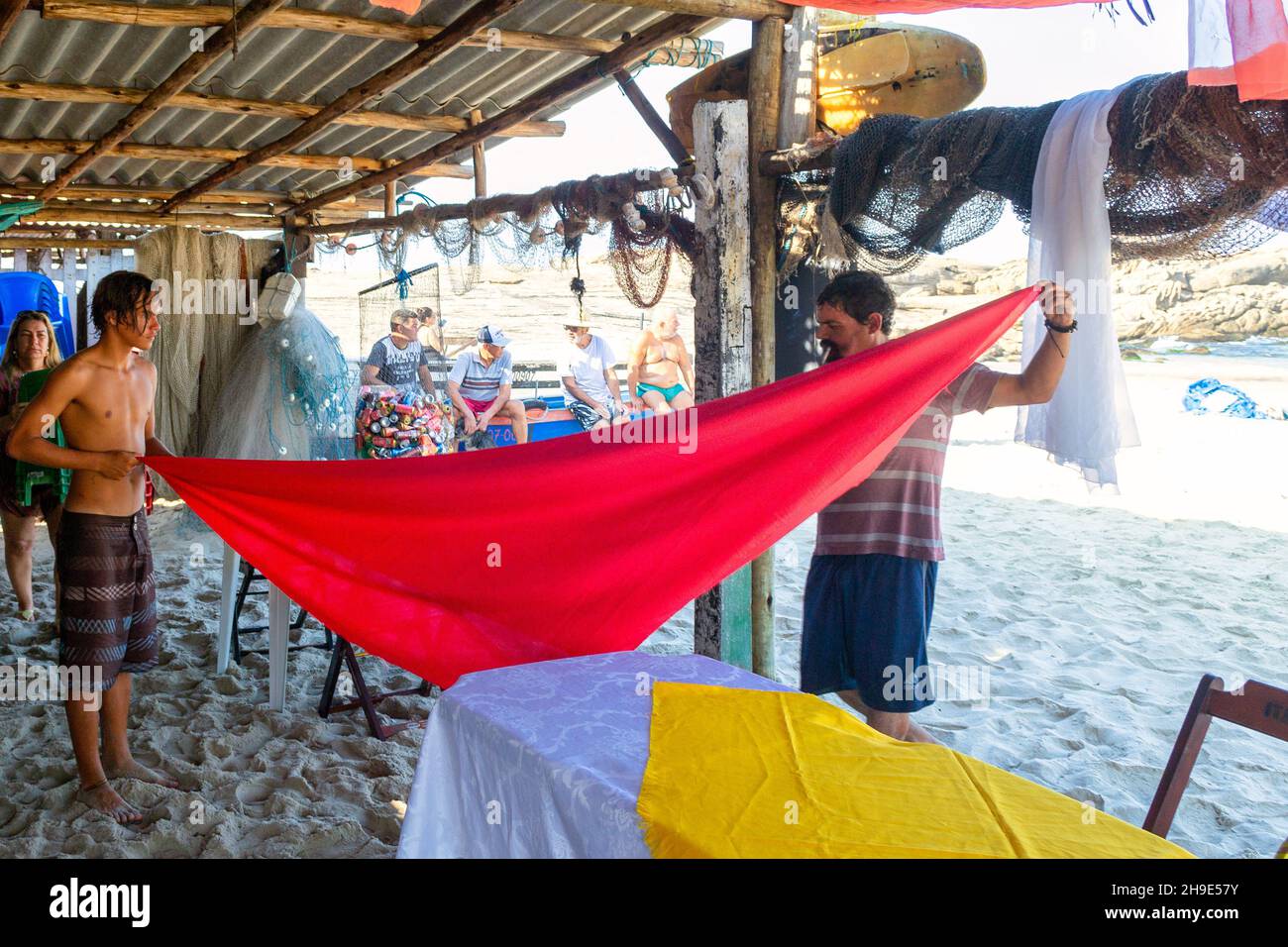 Gemeinschaftsveranstaltung für handwerkliche Fischerei, Piritininga Beach, Rio de Janeiro, Brasilien Stockfoto