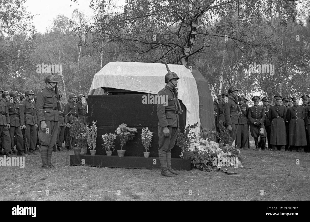 Warszawa, 1947-10-12. Uroczysty pogrzeb: Poety i dzia³acza komunistycznego kpt. Lucjana Szenwalda i przedwojennego dzia³acza Zwi¹zku Nauczycielstwa Polskiego mjr. Felicjana £ysakowskiego na Cmentarzu Wojskowym na Pow¹zkach. NZ. warta honorowa przy trumpnach przykryptych bia³o-czerwon¹ flag¹. wb/gr PAP Warschau, 12. Oktober 1947. Das feierliche Begräbnis des Dichters und kommunistischen Aktivisten, des Kapitans Lucjan Szenwald, und des Vorkriegs-Aktivisten des polnischen Lehrerverbandes, Major Felicjan Lysakowski, über die Militärzementei in Powazki. Im Bild: Die Ehrenwache bei Särgen mit rot-weißer Flagge. wb/gr PAP Stockfoto