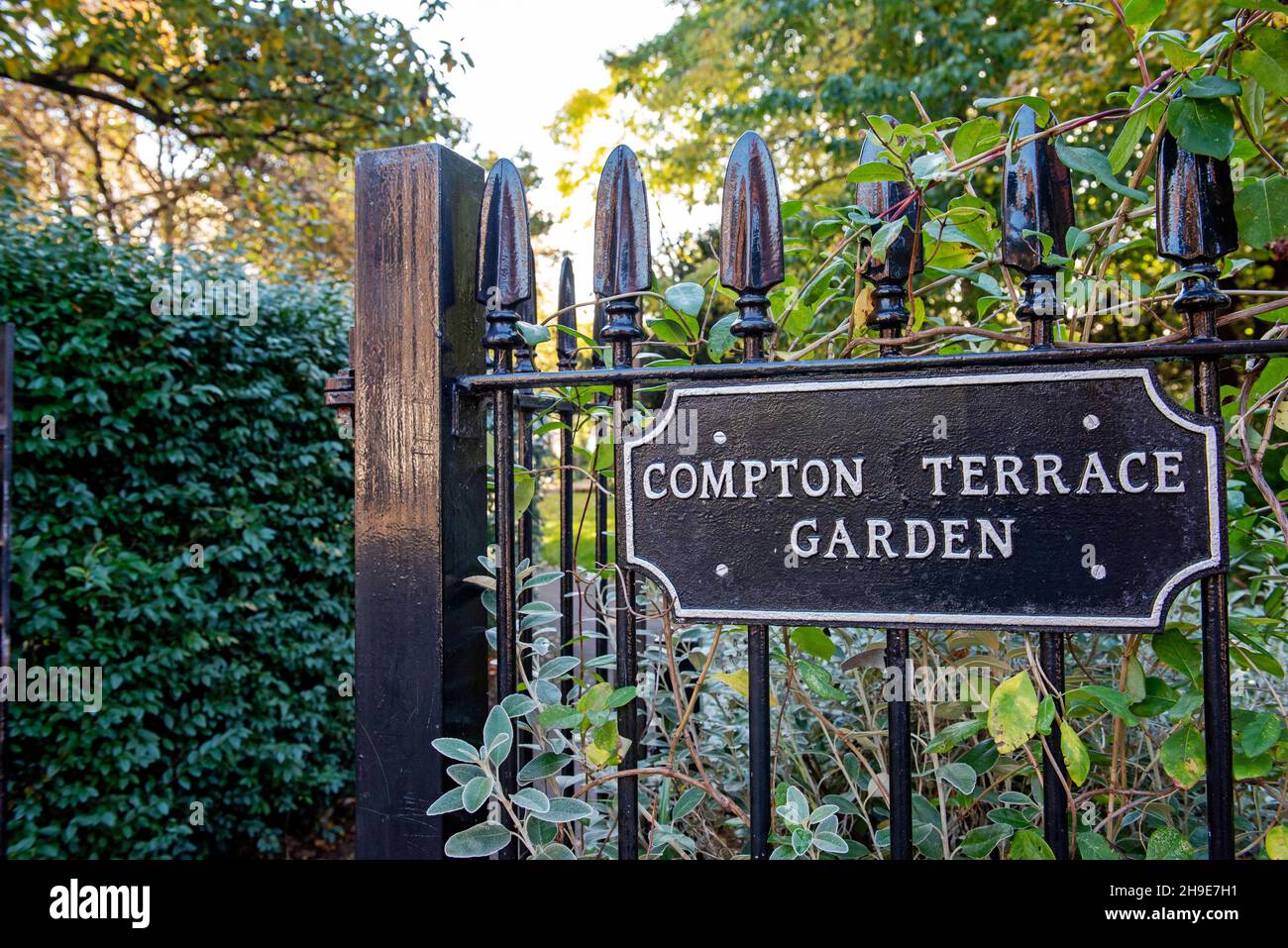 Compton Terrace Garden Schild auf schmiedeeisernem Geländer, das den Eingang zu den Gärten zeigt, London Borough of Islington, England, Großbritannien Stockfoto