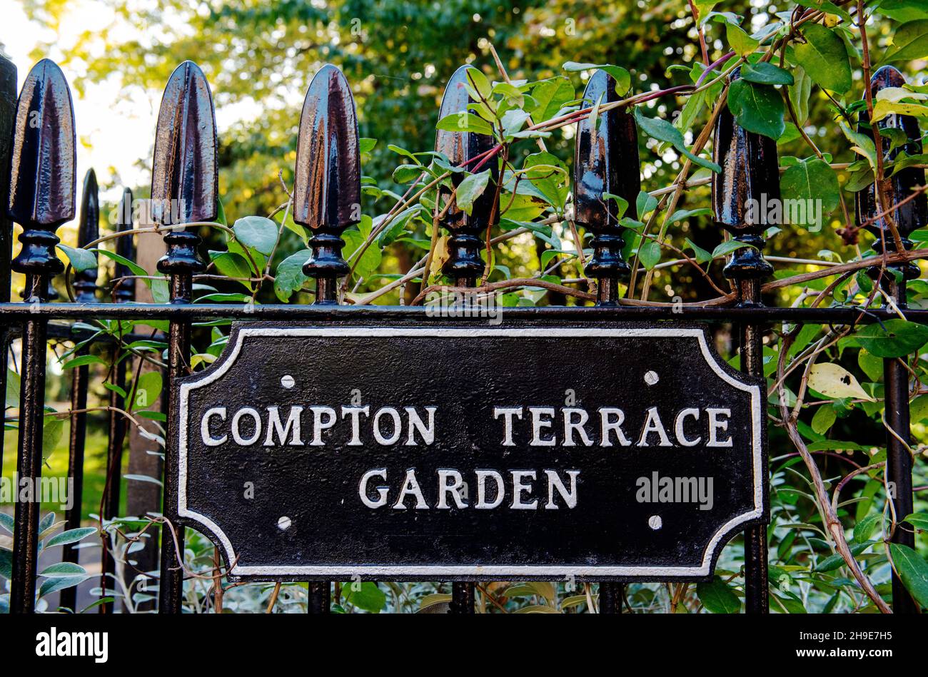 Compton Terrace Garden Schild auf schmiedeeisernem Geländer, London Borough of Islington, England, Großbritannien Stockfoto