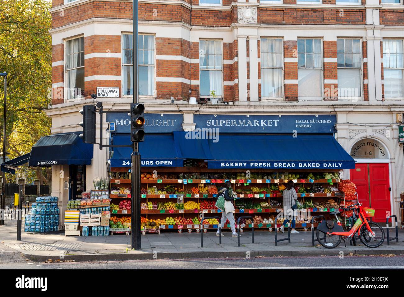 Moonlight Supermarkt mit Obst und Gemüse im Freien und Menschen vor der Holloway Road London Borough of Islington Stockfoto