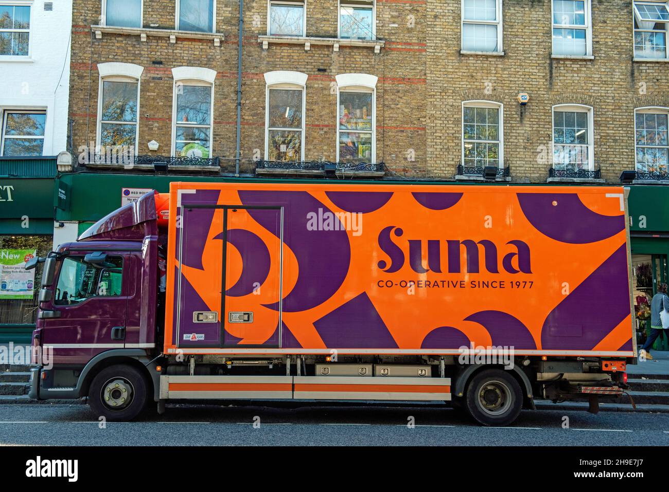 Suma Wholefoods Co-operative Lastwagen oder Lastwagen, die in der Upper Street, London Borough of Islington, geparkt sind Stockfoto