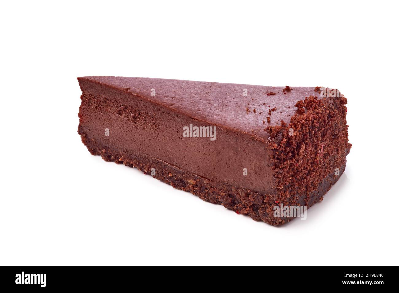 Scheibe Schokoladenkäsekuchen auf Weiß Stockfoto