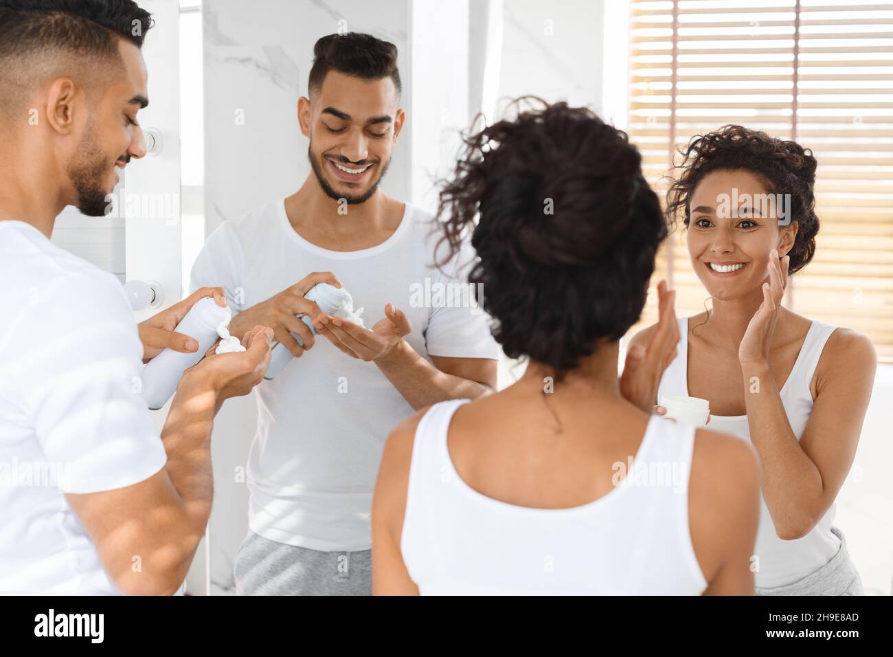 Morgendliche Rituale. Happy Arab Paar Macht Self-Care Routine In Der Nähe Spiegel Im Badezimmer Stockfoto