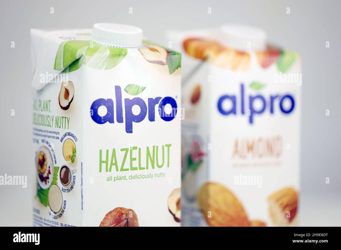 KHARKOV, UKRAINE - 2. JULI 2020: Alpro-Milchpackungen für Mandeln und Haselnüsse, hergestellt von einem europäischen Unternehmen mit Sitz in Wevelgem, Belgien Stockfoto