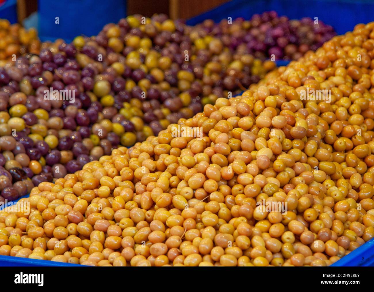 Oliven auf dem Markt auf dem Stand in istanbul bei den Bauern, frische gelbe Oliven Stockfoto