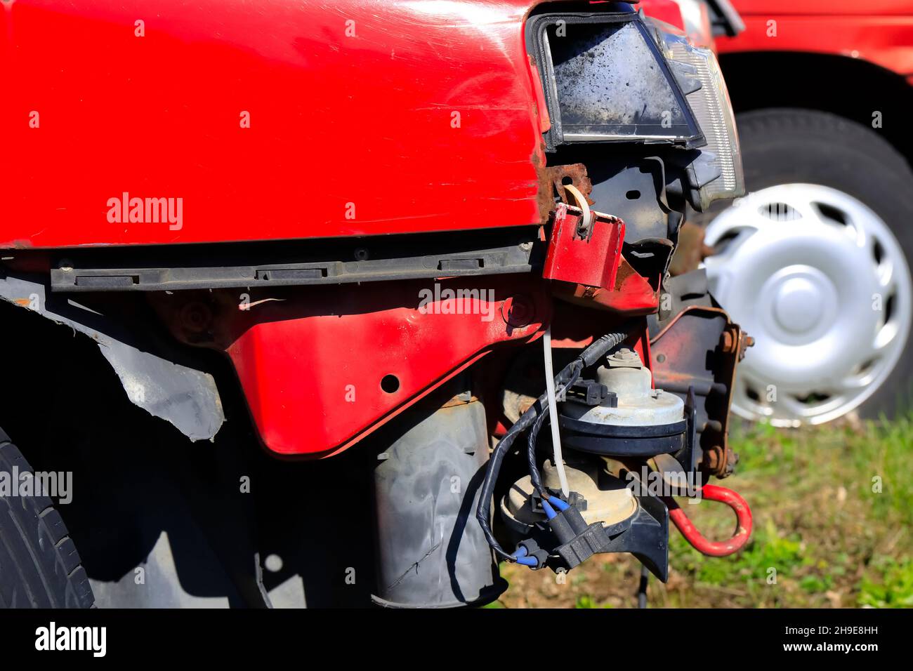 Zoomen Sie auf ein Fragment eines Autos, das an einem Verkehrsunfall beteiligt war. Viele Teile wurden beschädigt Stockfoto