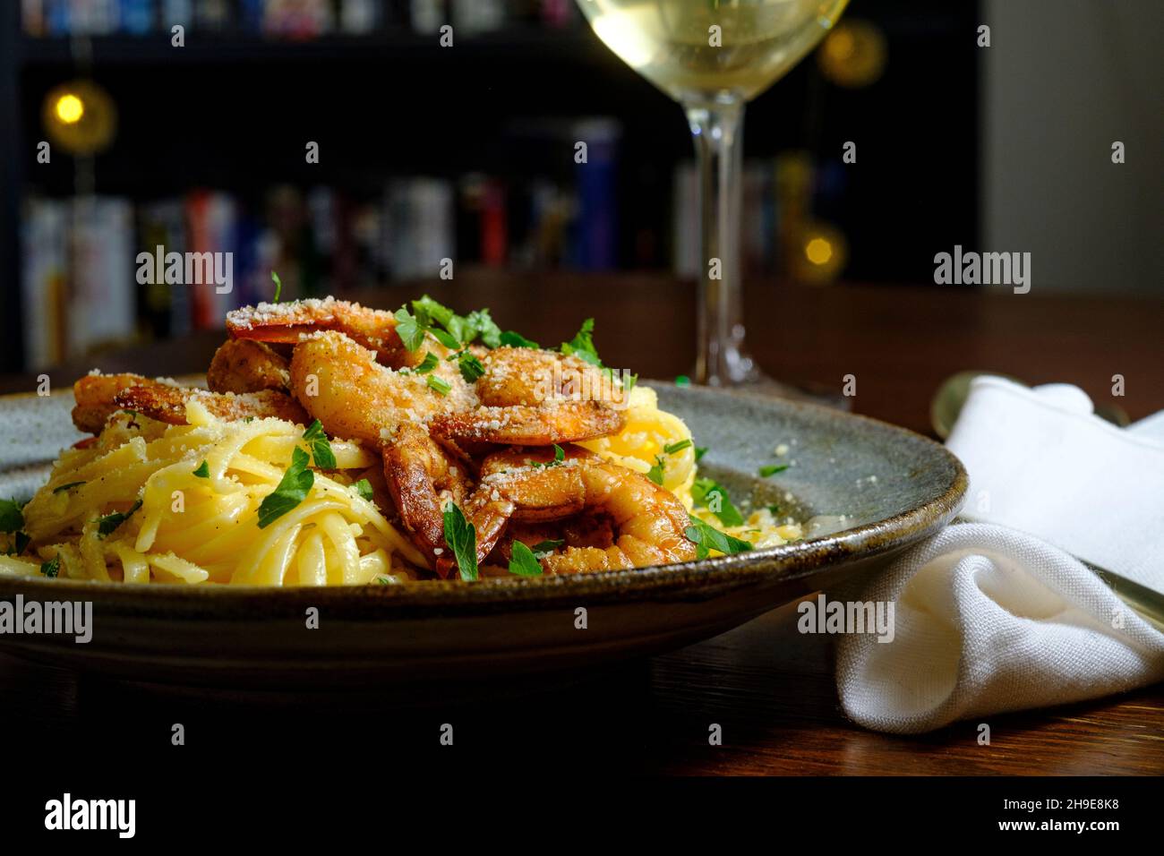 Italienische Fettuccine alfredo mit kayun-Garnelen serviert mit Pinot grigio Weißwein Stockfoto