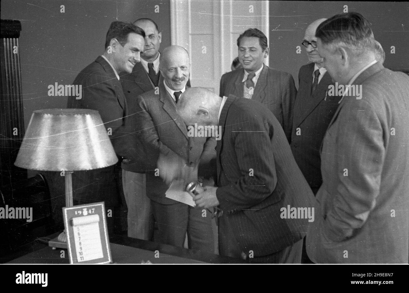 Warszawa, 1947-10-16. Przedstawiiel Œwiatowej Organizacji Zdrowia przy ONZ dr Begg przekazuje ministrowi zdrowia Tadeuszowi Michejdzie 200 000 tabletek œrodka antymalarycznego Paludrine. Neuseeländischer minister Tadeusz Michejda dziêkuje dr. Beggowi (L). wb/gr PAP Warschau, 16. Oktober 1947. Der Vertreter der UN-Weltgesundheitsorganisation, Dr. Begg, stellt dem polnischen Gesundheitsminister Tadeusz Michejda 200 Tabletten des Malariamittels Paludrine vor. Im Bild: Minister Michejda dankt dr. Begg. wb/gr PAP Stockfoto