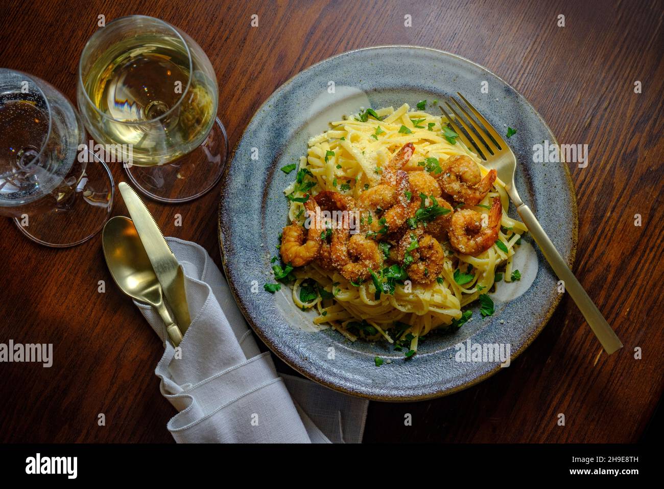 Italienische Fettuccine alfredo mit kayun-Garnelen serviert mit Pinot grigio Weißwein Stockfoto