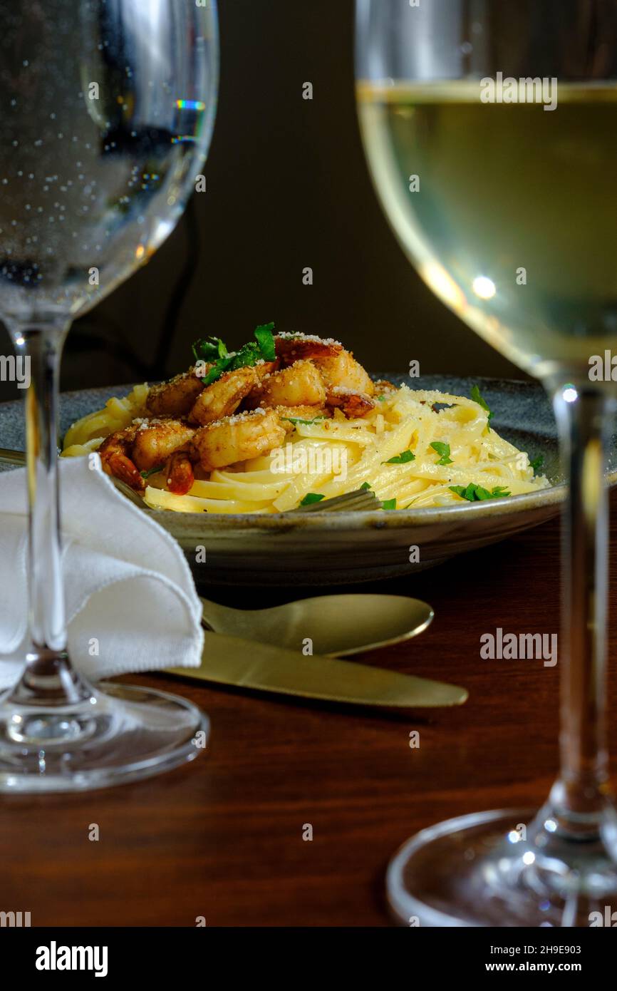 Italienische Fettuccine alfredo mit kayun-Garnelen serviert mit Pinot grigio Weißwein Stockfoto