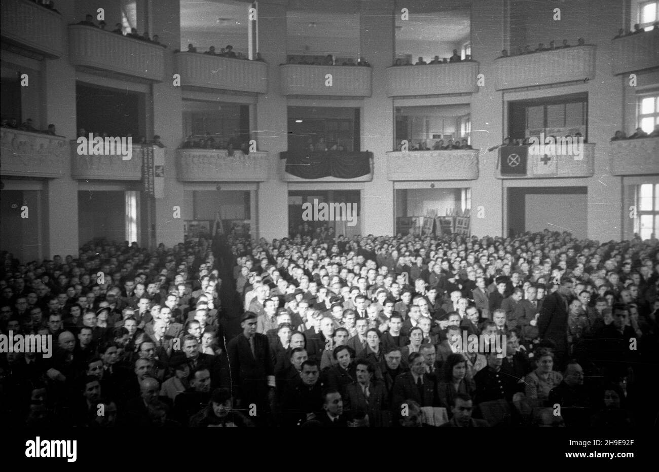 Warszawa, 1947-10-18. Pierwszy dzieñ dwudniowego kongresu Towarzystwa PrzyjaŸni Polsko-Radzieckiej w sali teatru Roma. NZ. Delegaci i goœcie. wb/gr PAP Warschau, 18. Oktober 1947. Der erste Tag eines zweitägigen Kongresses der Polnisch-Sowjetischen Freundschaftsgesellschaft im Roma-Theater. Im Bild: Delegierte und Gäste. wb/gr PAP Stockfoto