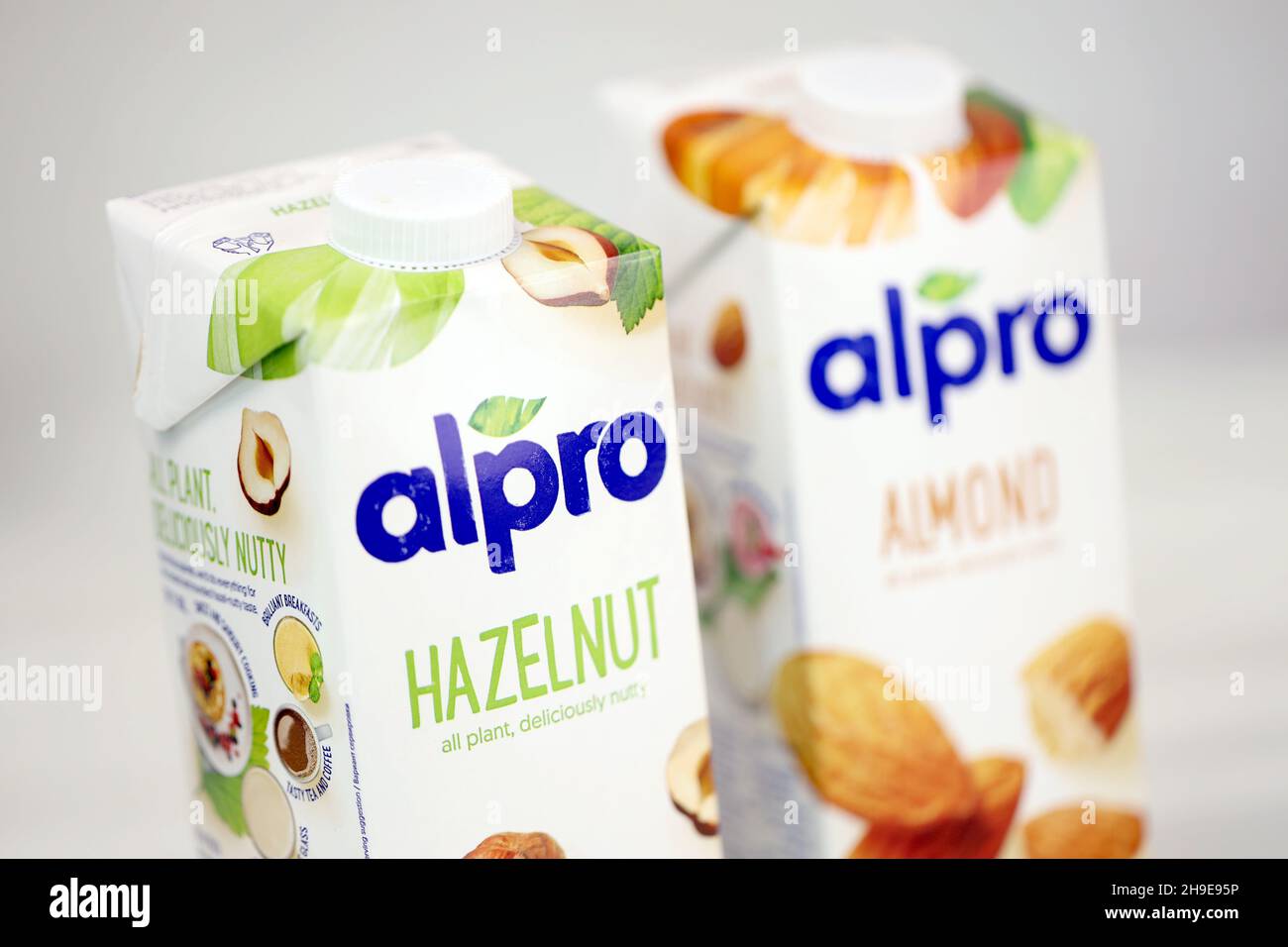 KHARKOV, UKRAINE - 2. JULI 2020: Alpro-Milchpackungen für Mandeln und Haselnüsse, hergestellt von einem europäischen Unternehmen mit Sitz in Wevelgem, Belgien Stockfoto