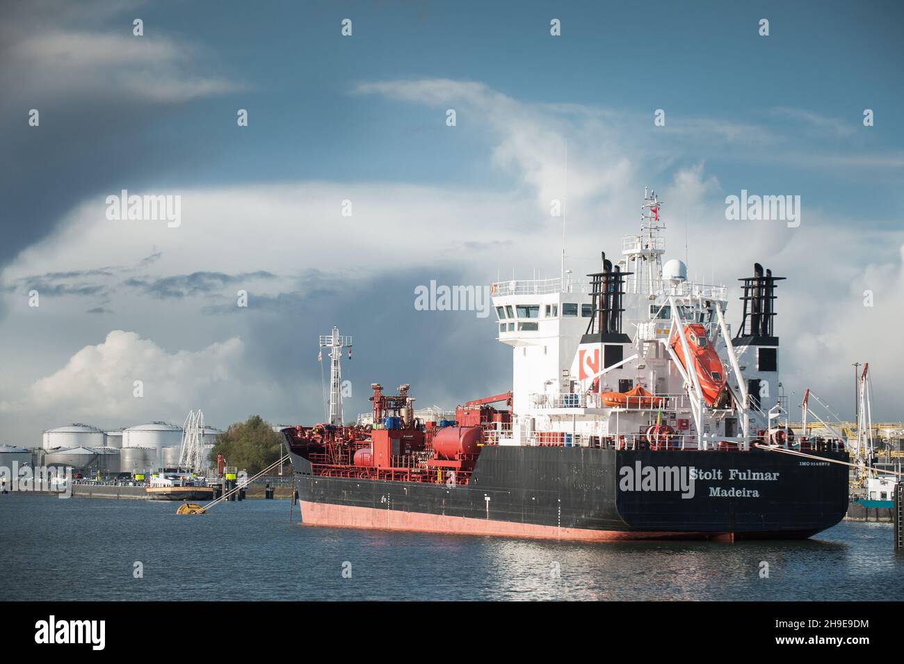 STOLTS FULMAR Chemical/Oil Products Tanker im zweiten Erdölhafen von Pernis. Stockfoto