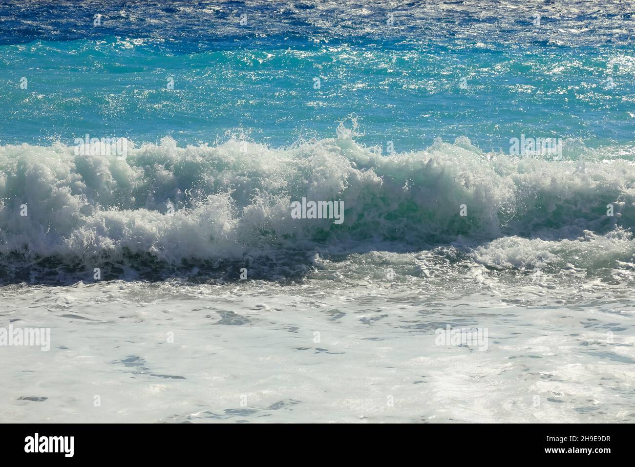 Direkt am Mittelmeer, in Nizza in Frankreich, ist eine heftige Meereswelle zu sehen. Stockfoto