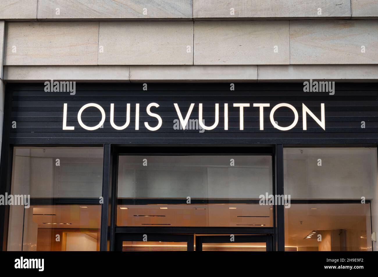 Edinburgh, Schottland - 20. Nov 2021: Das Schild für das louis vuitton Geschäft in Edinburgh. Stockfoto
