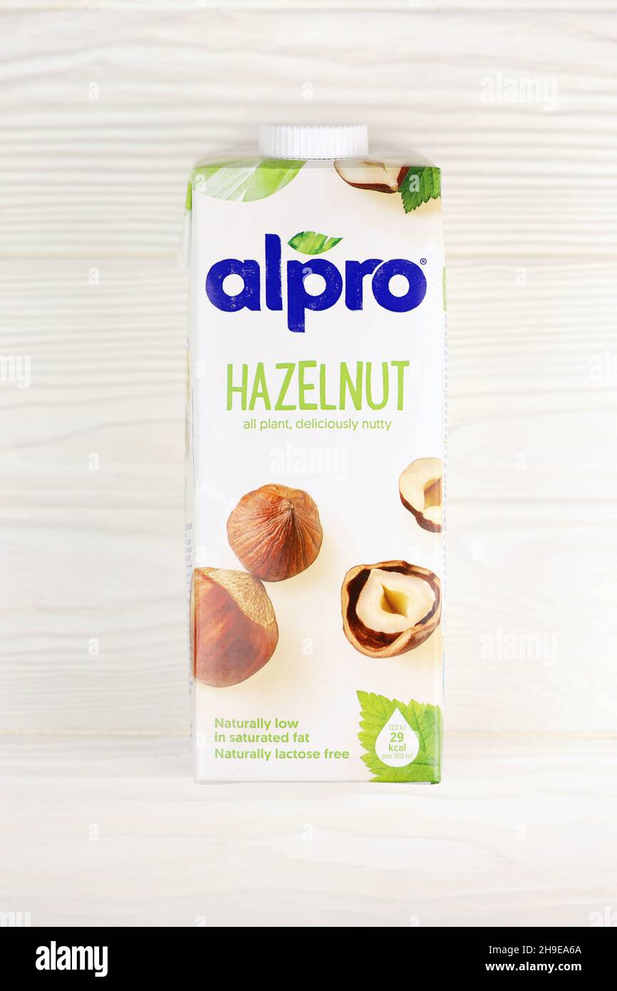 KHARKOV, UKRAINE - 2. JULI 2020: Alpro Haselnuss-Milchpackungen, hergestellt von einem europäischen Unternehmen mit Sitz in Wevelgem, Belgien Stockfoto