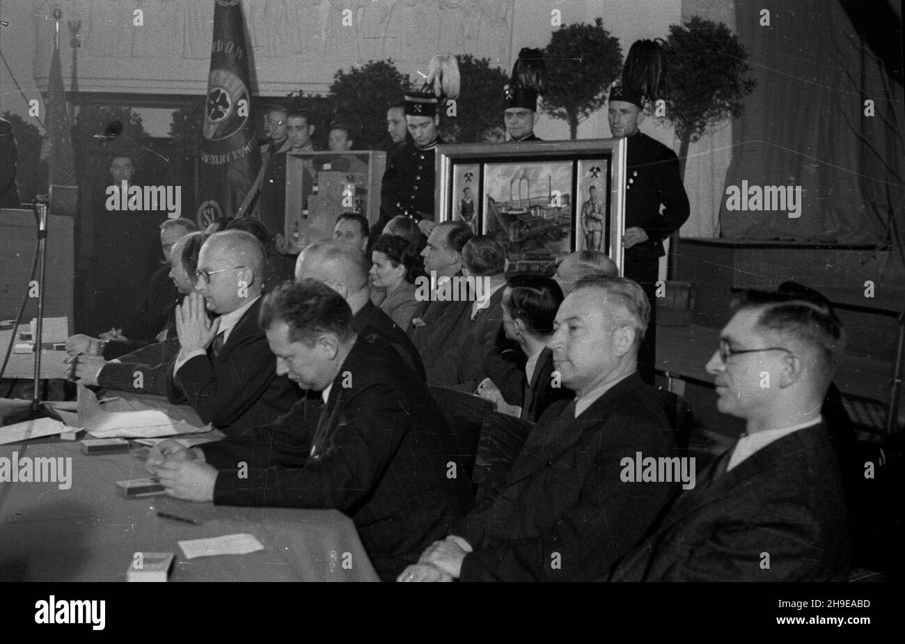 Warszawa, 1947-10-18. Pierwszy dzieñ dwudniowego kongresu Towarzystwa PrzyjaŸni Polsko-Radzieckiej w sali teatru Roma. NZ. Delegaci przy stole prezydialnym. W tle górnicy z wa³brzyskiej kopalni z dzielnicy Bia³y Kamieñ z obrazem Nasza kopalnia namalowanym przez górnika-artystê. Dar Ko³a TPPR Kopalni Bia³y Kamieñ dla g³ównego zarz¹du organizacji. Przy Stole siedz¹ m.in.: ambasador Jugos³awii w Polsce dr. Rade Pribiceviè (2P), cz³onek Centralnego Komitetu Wykonawczego Polskiej Partii Socjalistycznej Stefan Matuszewski (3P), Minister Sprawiedliwoœci Henryk Œwi¹tkowski (4P). mb/gr PAP Warschau, Stockfoto