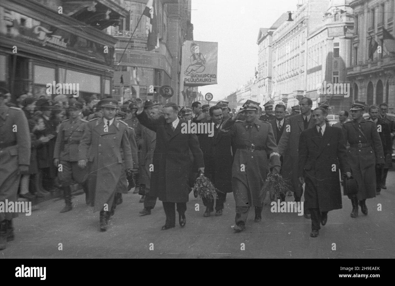 Jugos³awia, Belgrad, 1947-10-18. Wizyta prezydenta Rzeczypospolitej Polskiej, Boles³awa Bieruta w Jugos³awii w dniach 18 - 26 paŸdziernika. NZ. Powitanie polskiej delegacji na ulicach Belgradu: m.in. Prezydent Boles³aw Bierut (C, z kwiatami), marsza³ek Micha³ Rola ¯ymierski (2P w pierwszym szeregu), oraz-Minister sprawiedliwoœci Henryk Œwi¹tkowski (1P w pierwszym szeregu). kw PAP/Jerzy Baranowski Jugoslawien, Belgrad, 18. Oktober 1947. Ein Besuch des Präsidenten der Republik Polen in Jugoslawien vom 18.-26. Oktober. Im Bild: Die polnische Delegation wird auf den Straßen von B begrüßt Stockfoto