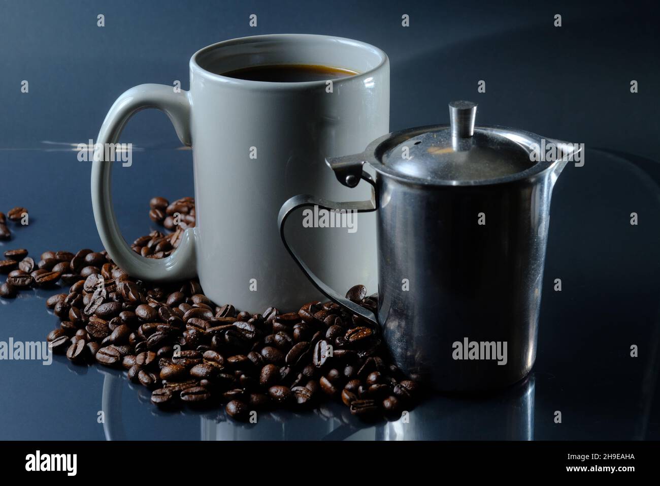 Heißen Kaffee mit frisch gerösteten Kaffeebohnen Stockfoto