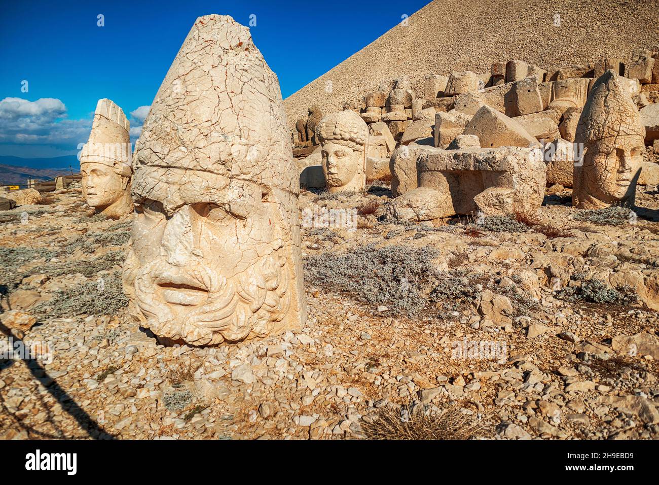 Alte Statuen auf dem Nemrut Berg in Adiyaman, Türkei. Das UNESCO-Weltkulturerbe. Grab des Königs Antiochus von Commagene. Stockfoto