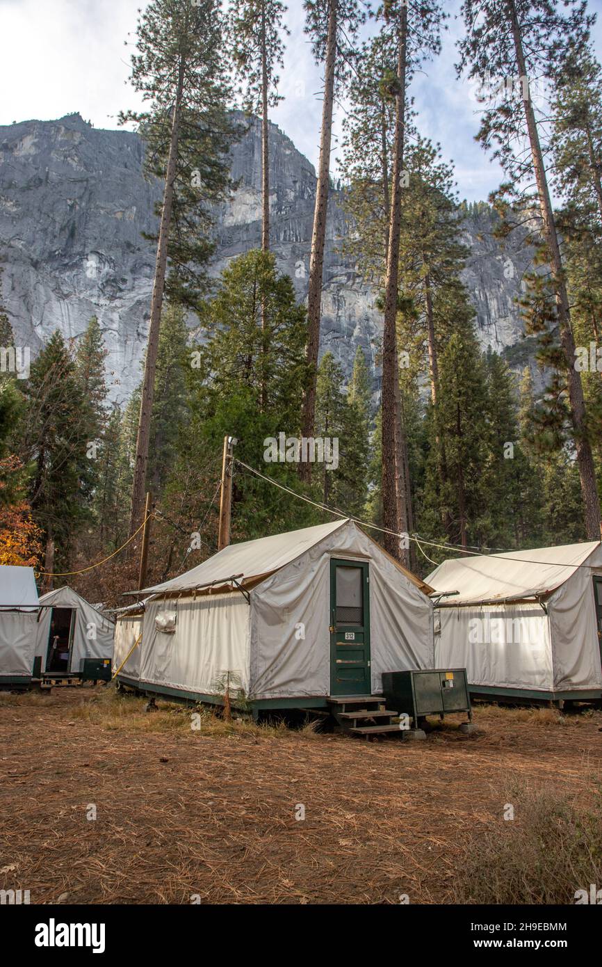 Zelthütten im Curry Village sind die billigste Hotelform im Yosemite Valley, Kalifornien/ Stockfoto