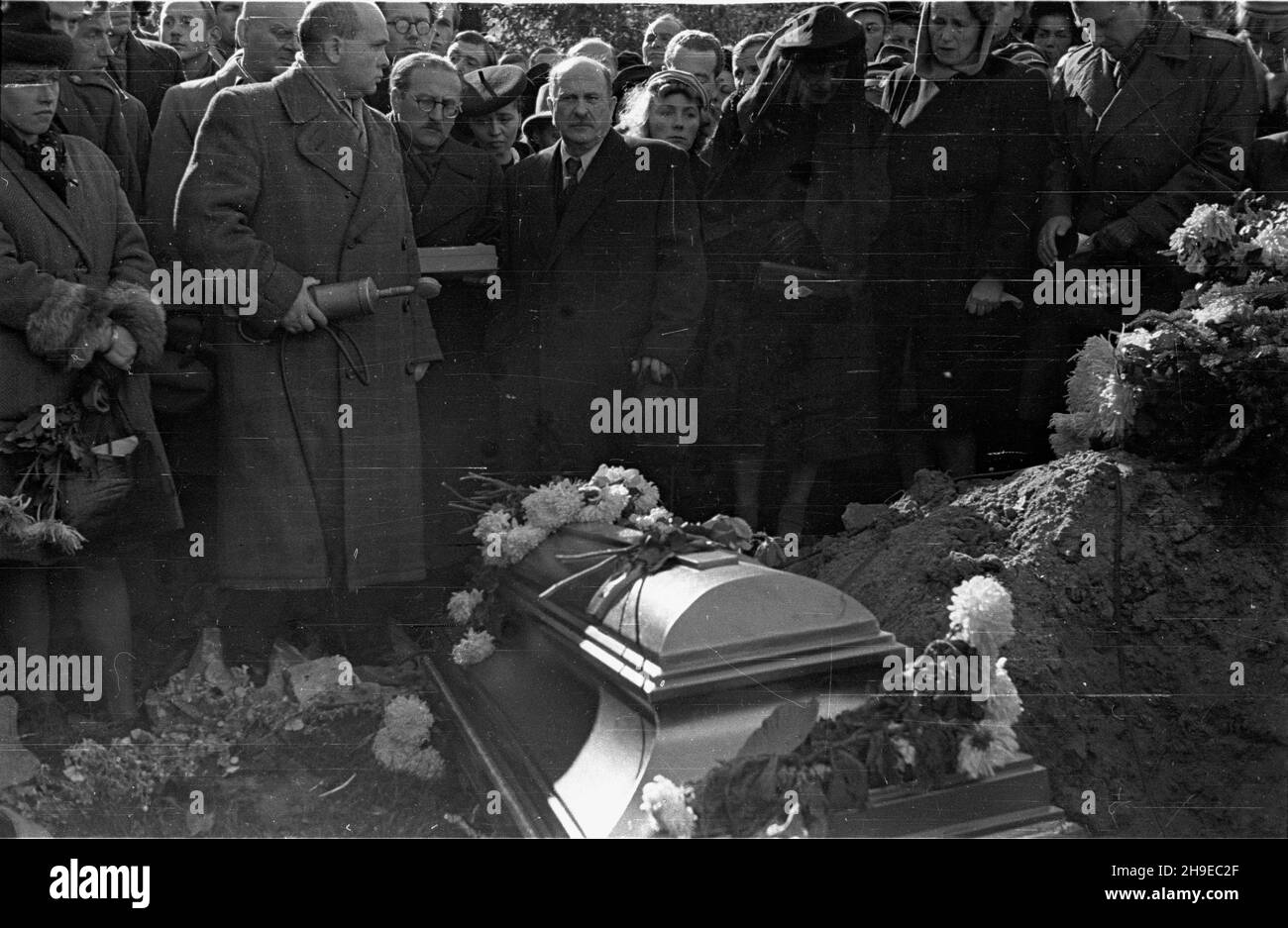 Warszawa, 1947-10-25. Pogrzeb na cmentarzu Pow¹zkowskim prezesa Zarz¹du G³ównego Zwi¹zku Zawodowego Dziennikarzy Józefa Wasowskiego. NZ. wœród uczestników uroczystoœci pogrzebowej m.in. marsza³ek Sejmu W³adys³aw Kowalski (w pierwszym rzêdzie, 4P). ps/gr PAP Warschau, 25. Oktober 1947. Beerdigung des Leiters des Hauptausschusses der Journalistengewerkschaft Jozef Wasowski auf dem Friedhof von Powazki. Im Bild: Sejm-Sprecher Wladyslaw Kowalski (1st Reihen, 4th Rig) unter den Teilnehmern der Trauerzeremonien. ps/gr PAP Stockfoto