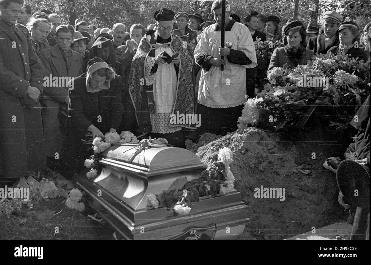 Warszawa, 1947-10-25. Pogrzeb na cmentarzu Pow¹zkowskim prezesa Zarz¹du G³ównego Zwi¹zku Zawodowego Dziennikarzy Józefa Wasowskiego. NZ. Modlitwa przed z³o¿eniem trumny do grobu. ps/gr PAP Warschau, 25. Oktober 1947. Beerdigung des Leiters des Hauptausschusses der Journalistengewerkschaft Jozef Wasowski auf dem Friedhof von Powazki. Bild: Letztes Gebet. ps/gr PAP Stockfoto