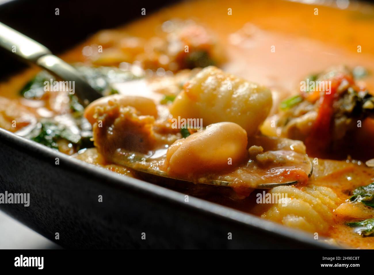 Italienische Küche Wurst gnocchi Suppe mit Tomaten- Basilikum Brühe Stockfoto