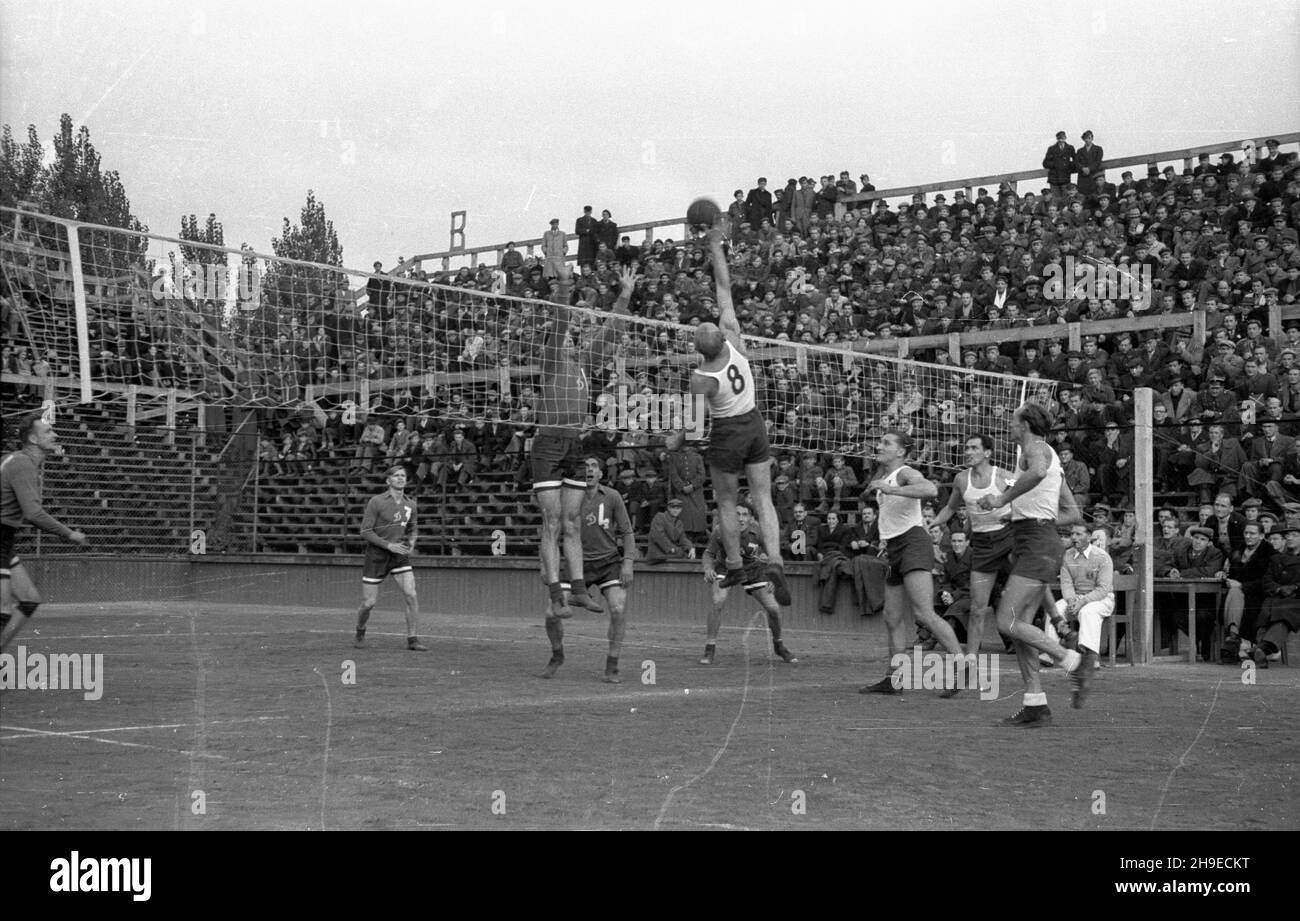 Warszawa, 1947-10-26. Mecz siatkarski Dynamo Moskwa - AZS Warszawa na Centralnym korcie Legii przy ul. Myœliwieckiej. NZ. atak Polaków Przy siatce. ps/gr PAP Warschau, 26. Oktober 1947. Ein Dynamo Moskau - AZS Warszawa Volleyballspiel auf einem zentralen Platz des Legia-Stadions in der Mysliwiecka-Straße. Im Bild: Pole greifen am Netz an. ps/gr PAP Stockfoto