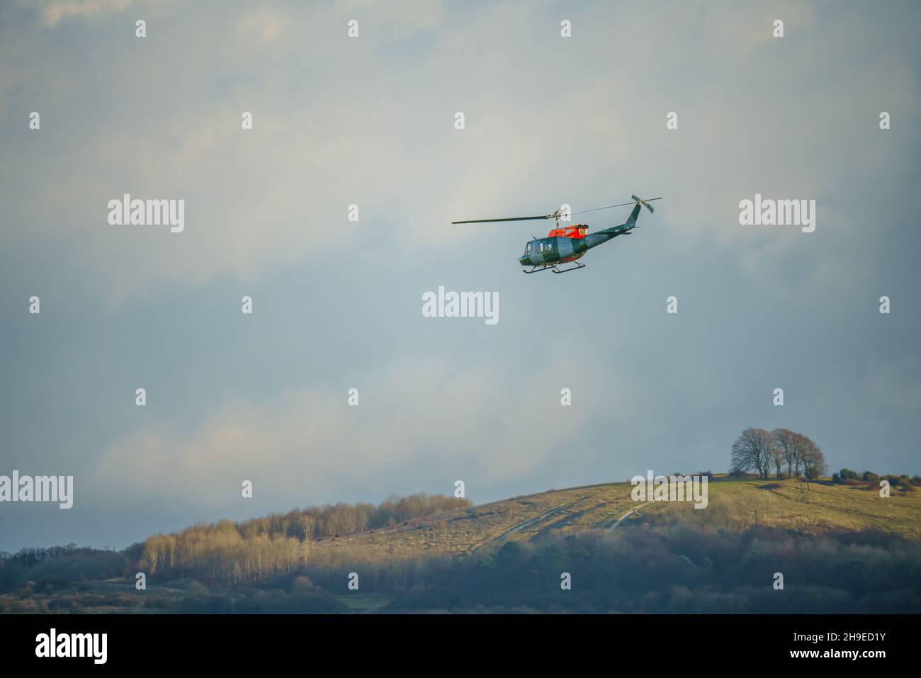 British Army Air Corps ZJ969 Bell 212 Hubschrauber Durchführung Pilotenausbildung und Bewertung, Licht Wolke Himmel Stockfoto