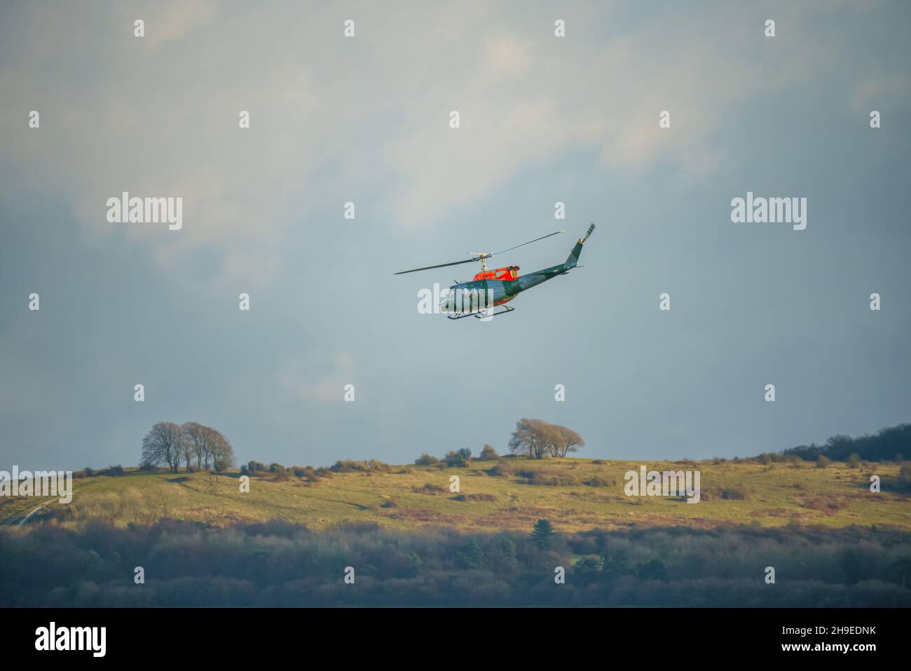 British Army Air Corps ZJ969 Bell 212 Hubschrauber Durchführung Pilotenausbildung und Bewertung, Licht Wolke Himmel Stockfoto